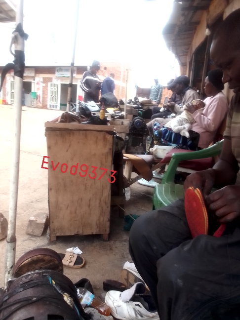 Stock photo of Shoes repairing.jpg for Canoga Park, not a photo of a listed shop